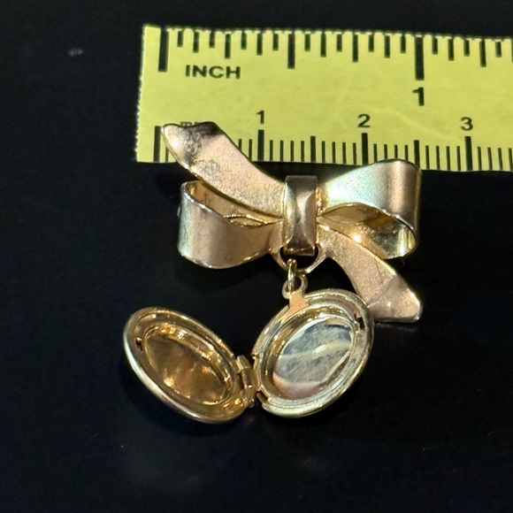 Vintage Gold tone bow and locket brooch - Picture 6 of 6